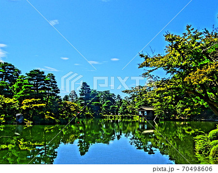 池と青空と木々の綺麗な日本庭園の絵画のイラスト素材