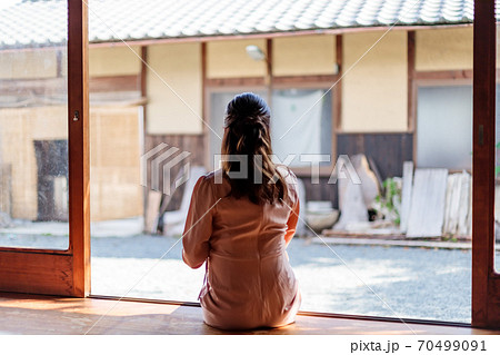 出産準備で田舎に里帰りした妊婦 出産準備で田舎に里帰りした妊婦 70499091