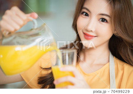 女性 女 女の子 70499229