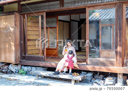 出産準備で田舎に家族と一緒に里帰りした妊婦 出産準備で田舎に家族と一緒に里帰りした妊婦 70500007