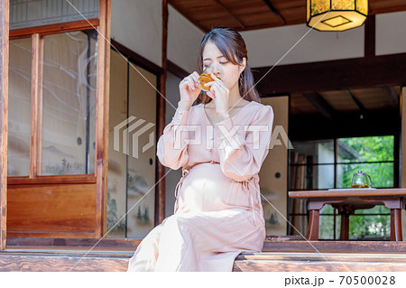 出産準備で田舎に里帰りした妊婦 70500028