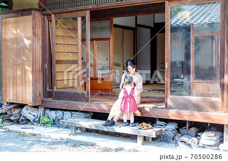 出産準備で田舎に家族と一緒に里帰りした妊婦 出産準備で田舎に家族と一緒に里帰りした妊婦 70500286