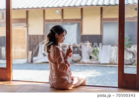 出産準備で田舎に里帰りした妊婦 出産準備で田舎に里帰りした妊婦 70500343