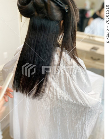 美容院でヘアカット 70501510