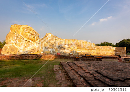 タイのアユタヤにあるワット・プラシーサンペットで見た、3本の仏塔と背景の青空 70501511