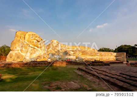 タイのアユタヤにあるワット・プラシーサンペットで見た、3本の仏塔と背景の青空 70501512