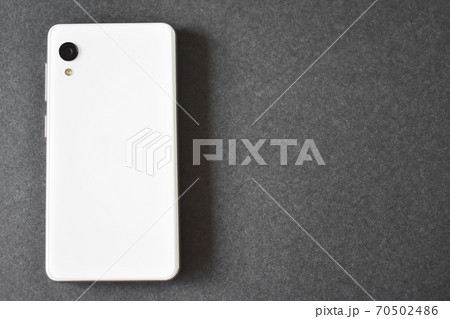 白のスマートホン 背景黒 白のスマートホン 背景黒 70502486