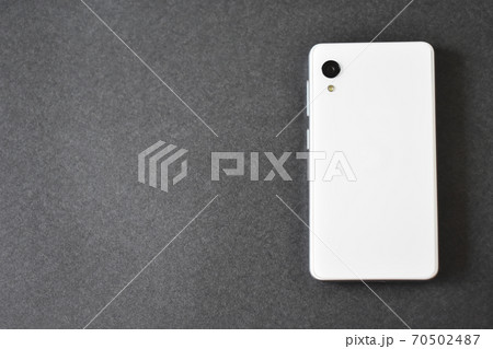 白のスマートホン 背景黒 白のスマートホン 背景黒 70502487