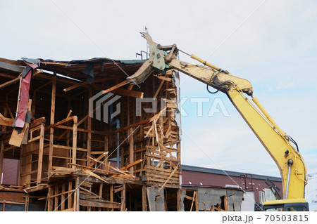 家屋の解体作業 70503815