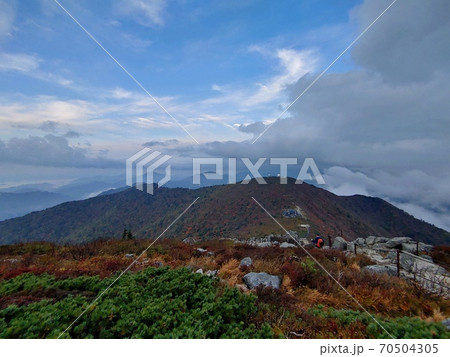 晴れ 風景 山 70504305