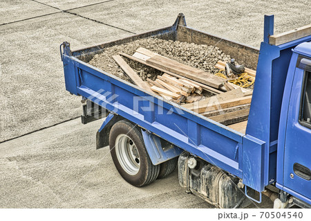 建設資材を積んだトラック 建設資材を積んだトラック 70504540