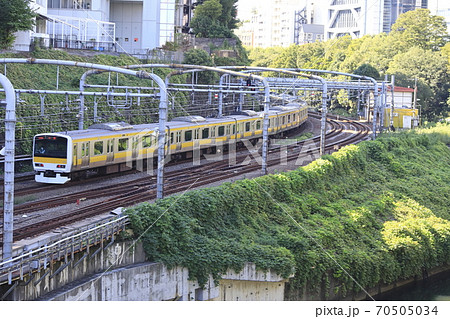 御茶ノ水駅そばの聖橋の上から見る総武線&中央線 御茶ノ水駅そばの聖橋の上から見る総武線&中央線 70505034