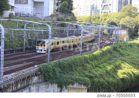 御茶ノ水駅そばの聖橋の上から見る総武線＆中央線　　 70505035