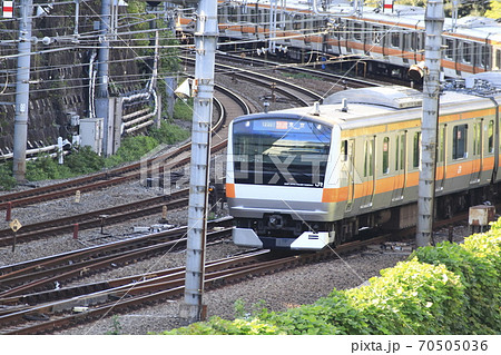 御茶ノ水駅そばの聖橋の上から見る総武線&中央線 御茶ノ水駅そばの聖橋の上から見る総武線&中央線 70505036