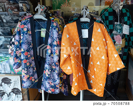 浅草の土産物店 70508788