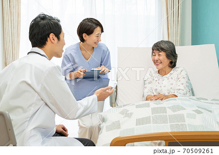 病室で診察する医師とシニア女性 70509261