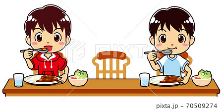 カレーとサラダを並んで食べる子供たち 70509274