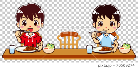 カレーとサラダを並んで食べる子供たち 70509274