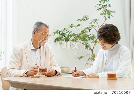 リビングで手紙を書くシニア夫婦 リビングで手紙を書くシニア夫婦 70510007