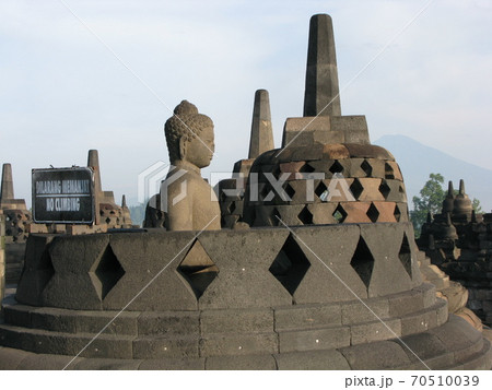 ボロブドゥール遺跡の仏像 70510039