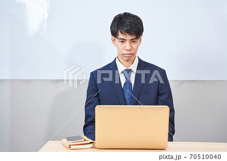 オンライン面接を受ける就活生　学生　大学生　新人研修 70510040