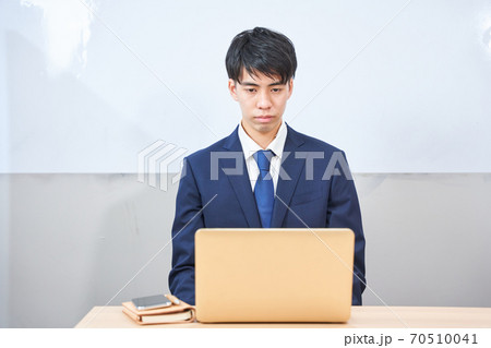 オンライン面接を受ける就活生　学生　大学生　新人研修 70510041