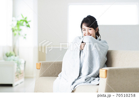 女性 冷え性 冬 ブランケット リビング ライフスタイル 女性 冷え性 冬 ブランケット リビング ライフスタイル 70510258