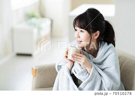 女性 冷え性 冬 ブランケット リビング ライフスタイル 女性 冷え性 冬 ブランケット リビング ライフスタイル 70510278