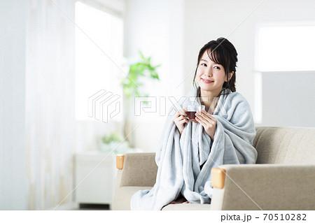 女性　冷え性　冬　ブランケット　リビング　ライフスタイル 70510282