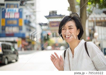 横浜中華街を楽しむさわやかミドルシニア女性 横浜中華街を楽しむさわやかミドルシニア女性 70510322