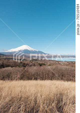 山中湖パノラマ台から望む富士山(冬) 山中湖パノラマ台から望む富士山(冬) 70510484