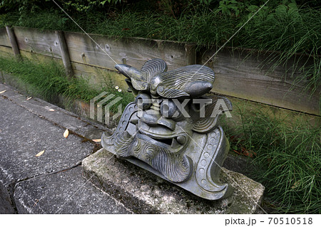 有馬温泉散策路に置かれた鬼瓦 70510518