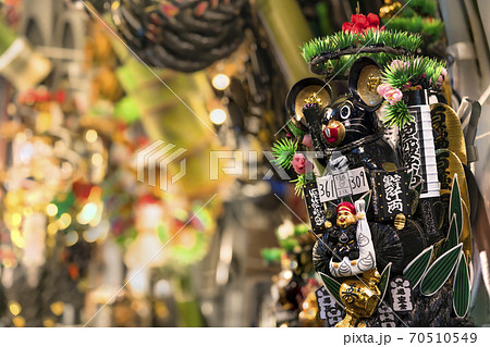 [東京・浅草] 鷲神社の酉の市で販売される黒字を呼ぶ黒鼠の形をした縁起熊手。 70510549