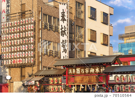 [東京・浅草] 酉の市の際に提灯を飾る鷲神社の鳥居のクローズアップ撮影。 70510564