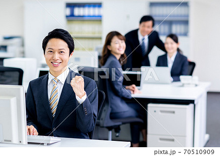 オフィスのビジネスパーソン オフィスのビジネスパーソン 70510909