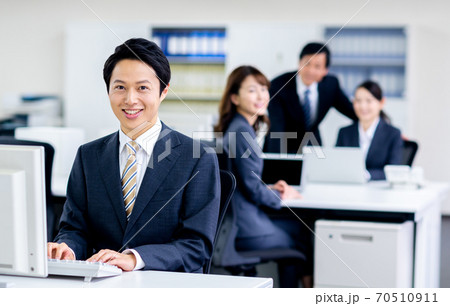 オフィスのビジネスパーソン オフィスのビジネスパーソン 70510911