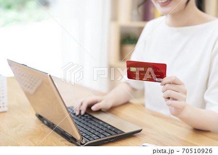 ネットショッピングする若い女性　ボディパーツ 70510926