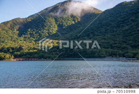 県立赤城公園 赤城大沼湖畔より駒ヶ岳 黒檜山方面 初秋の風景 県立赤城公園 赤城大沼湖畔より駒ヶ岳 黒檜山方面 初秋の風景 70510998