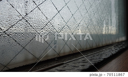 冬の窓の結露 70511867