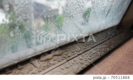 冬の窓の結露 70511868