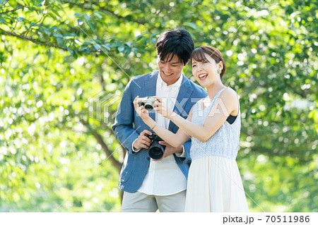 旅行で写真を撮る若いカップルの写真素材