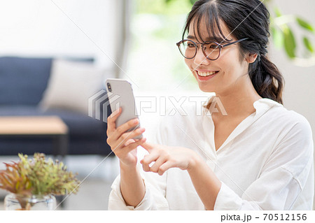 スマホで写真を撮る若い女性 スマホで写真を撮る若い女性 70512156