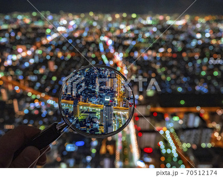 虫眼鏡で覗いた地上300mから眺める大阪の夜景 70512174