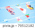 青空の下の運動会の万国旗 70512182