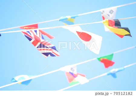 青空の下の運動会の万国旗 青空の下の運動会の万国旗 70512182