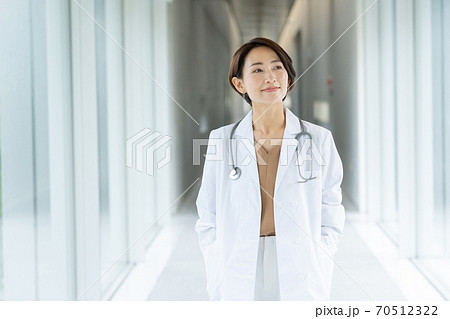 病院の廊下を歩く女性の医師 70512322