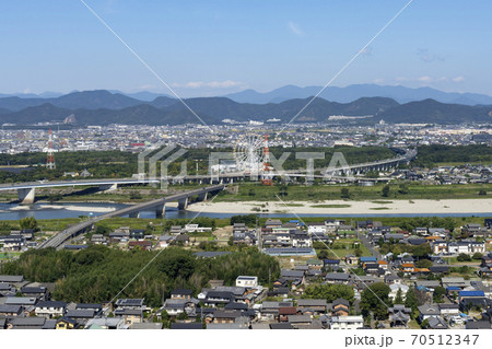 秋晴れの岐阜市近郊と山の風景 70512347