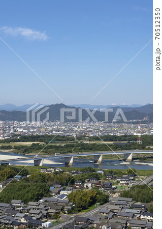 秋晴れの岐阜市近郊と金華山の風景 70512350