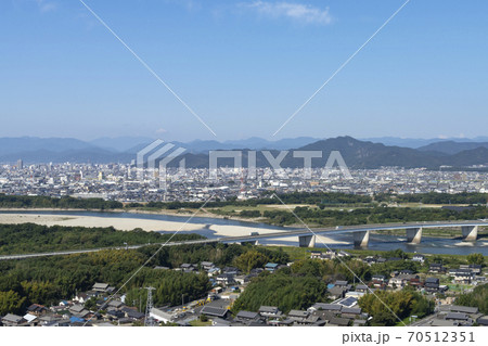 秋晴れの岐阜市近郊と金華山の風景 70512351