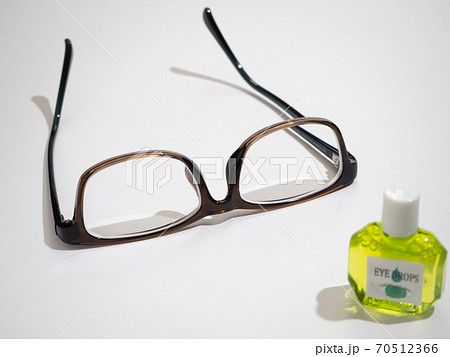 めがねと目薬 めがねと目薬 70512366